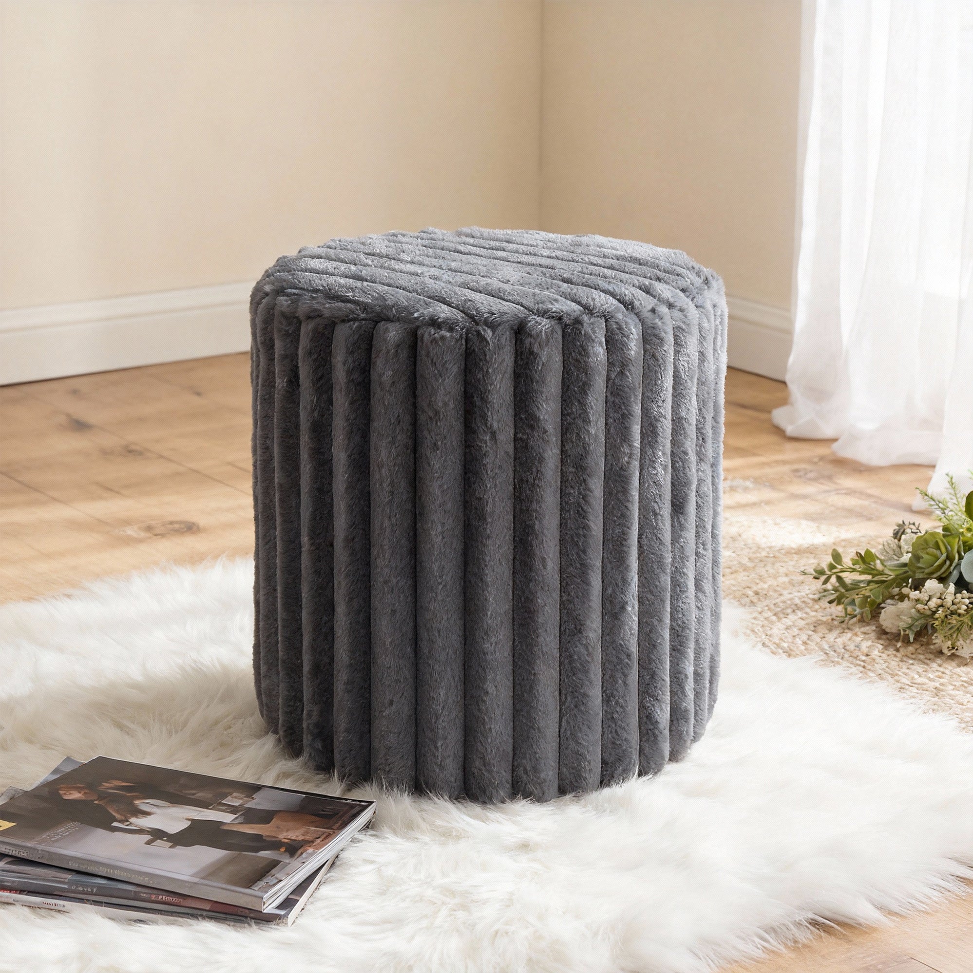 Rabbit Fur Vanity Chair-Grey
It is placed in the bedroom,being both beautiful and practical.