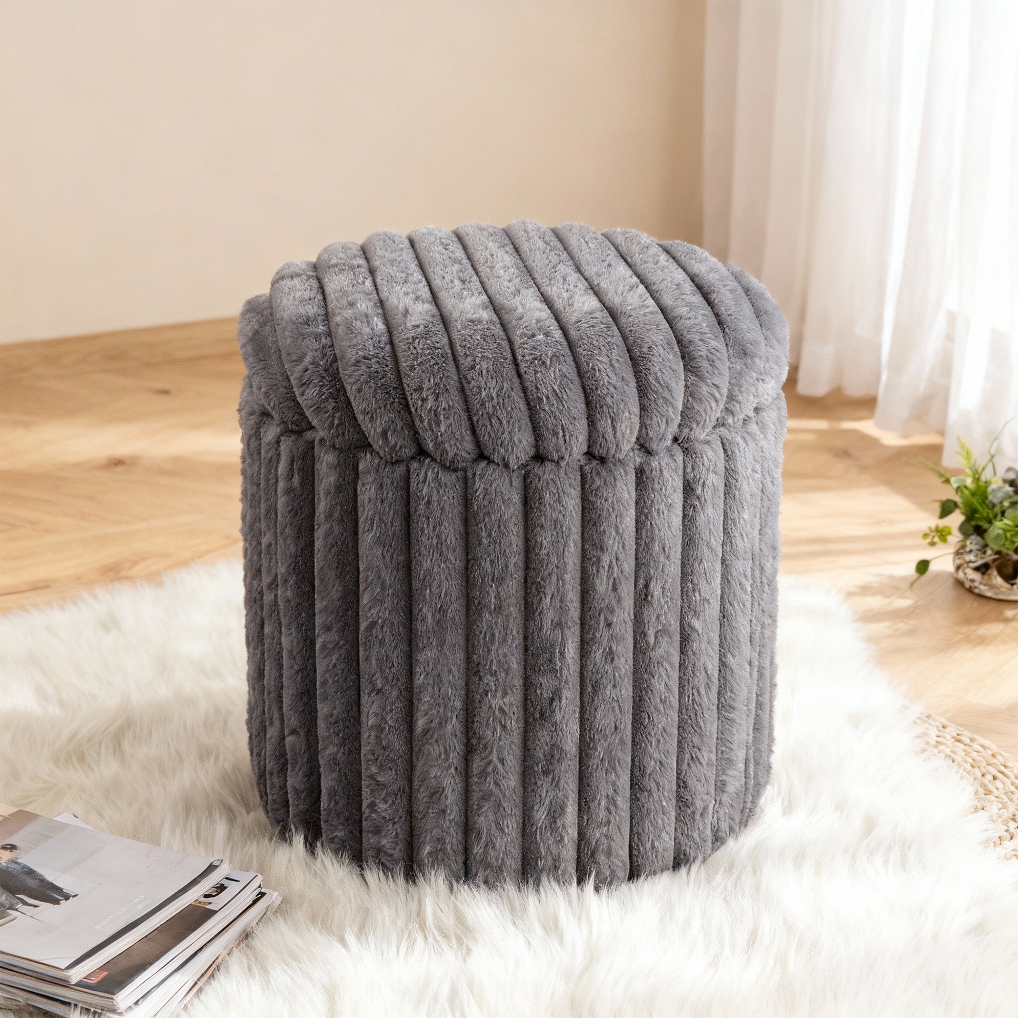 VANITII Rabbit Fur Storage Stool-Grey
It is placed in the bedroom,being both beautiful and practical.