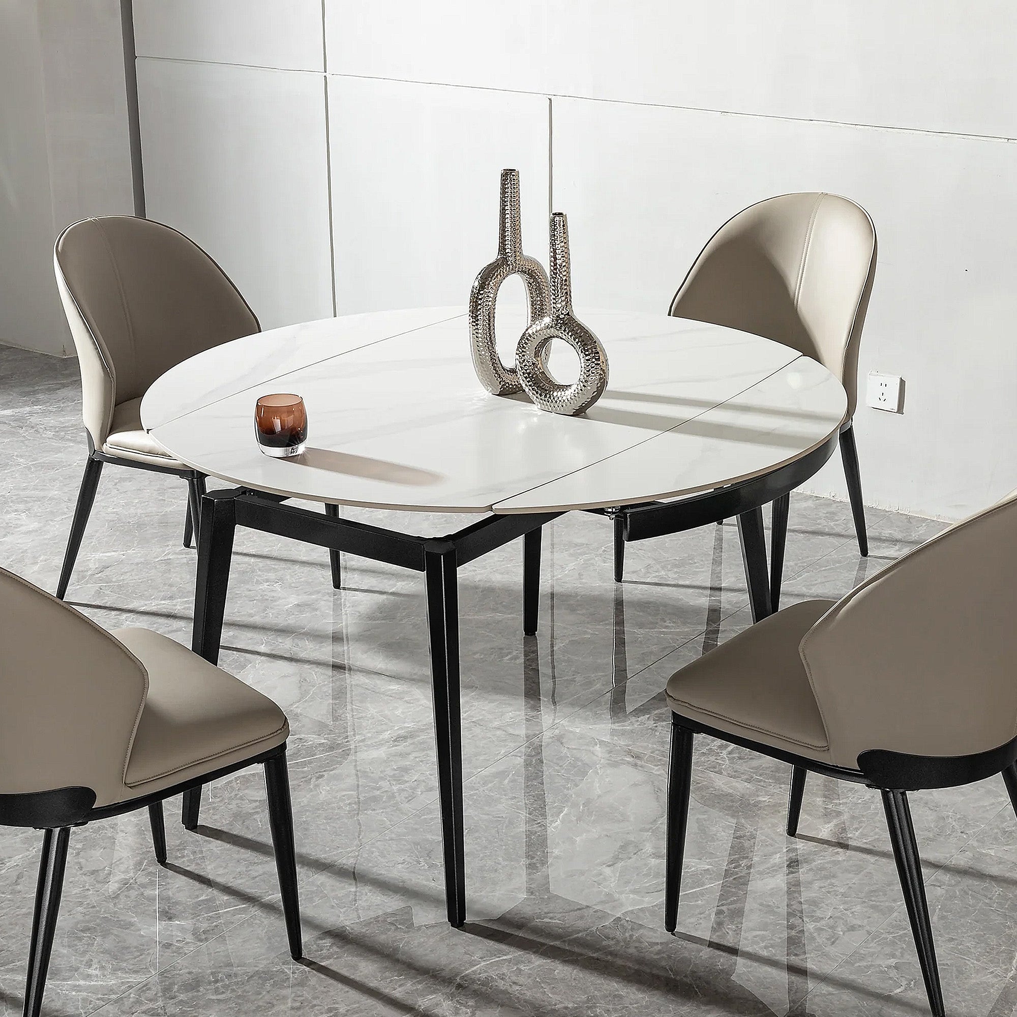 11mm Sintered Stone Dining Table is placed in the dining room,being both beautiful and practical.